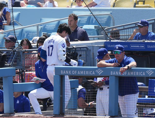 ドジャース対マーリンズ　8回裏ドジャース1死一塁、左邪飛に倒れ、ベンチに戻る大谷（左）（撮影・菅敏）