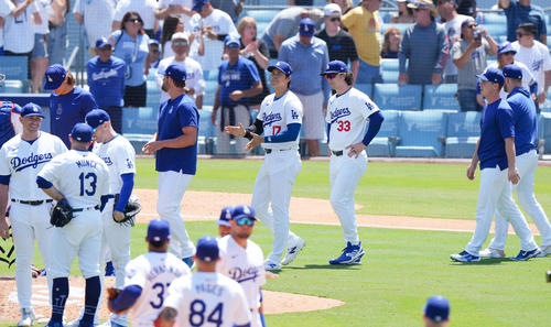 ドジャース対マーリンズ　マーリンズに勝利し、ナインを迎える大谷（中央）（撮影・菅敏）