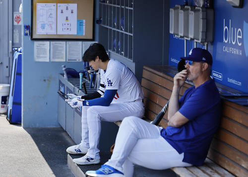 ドジャース対マーリンズ　6回、ベンチでタブレットを見るドジャース大谷（撮影・藤尾明華）