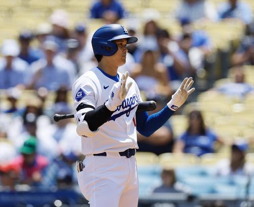 ドジャース対マーリンズ　1回裏ドジャース1死、ストライクの判定に、タイムをかけるドジャース大谷（撮影・藤尾明華）