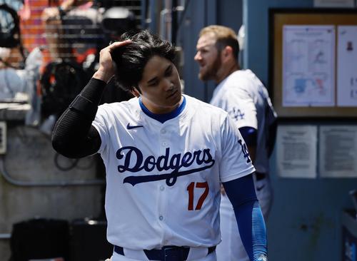 ドジャース対マーリンズ　1回裏ドジャース1死、三振に倒れベンチで髪をかき上げるドジャース大谷（撮影・藤尾明華）