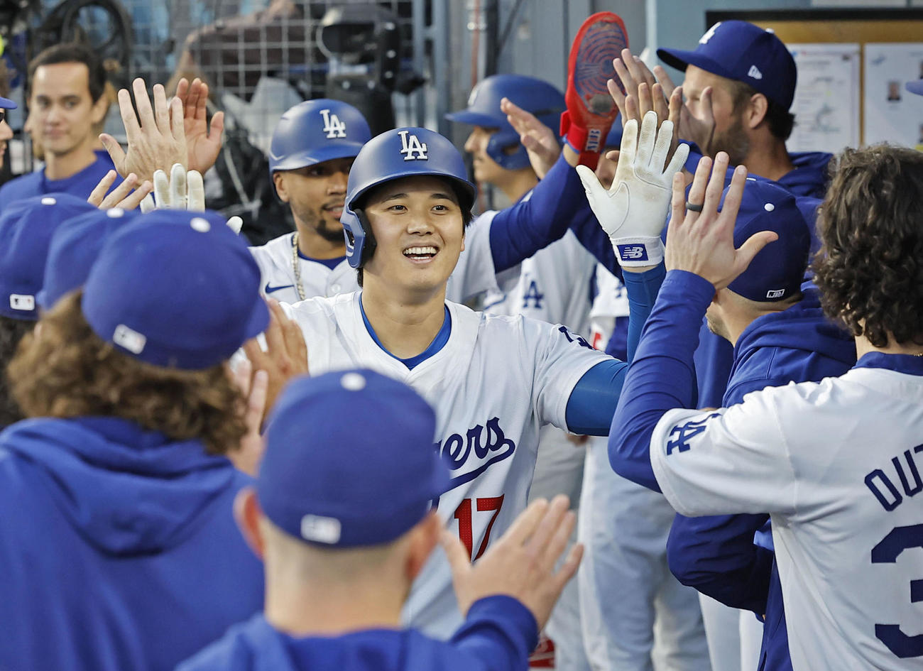 マーリンズ戦の1回、3試合連続本塁打となる11号2ランを放ちベンチで迎えられる大谷翔平（共同）