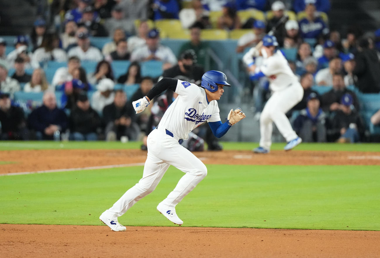 ドジャース対マーリンズ　6回裏ドジャース1死一、三塁、打者スミスの時、二塁盗塁を決める大谷（撮影・菅敏）