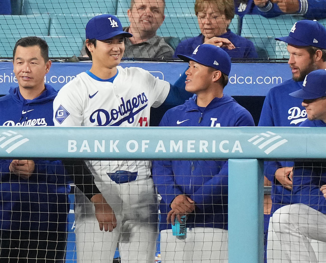 ドジャース対マーリンズ　9回、ベンチで山本（右から3人目）と話す大谷（撮影・菅敏）