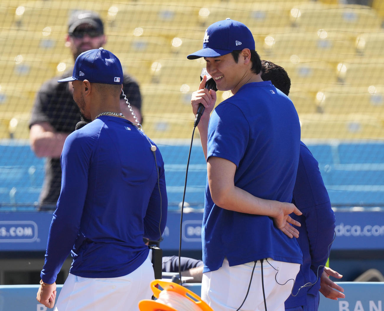 ドジャース対マーリンズ　試合前、テレビのインタビューに応じる大谷とベッツ（左）（撮影・菅敏）
