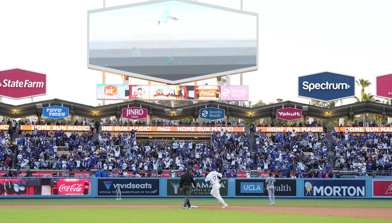 ドジャース対マーリンズ　1回裏ドジャース無死一塁、大谷翔平（手前）の11号2点本塁打にスタンドで喜ぶファン（撮影・菅敏）