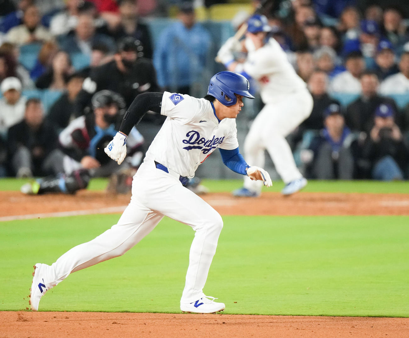 ドジャース対マーリンズ　4回裏ドジャース2死一、三塁、打者スミスの時、二塁盗塁を決める大谷（撮影・菅敏）