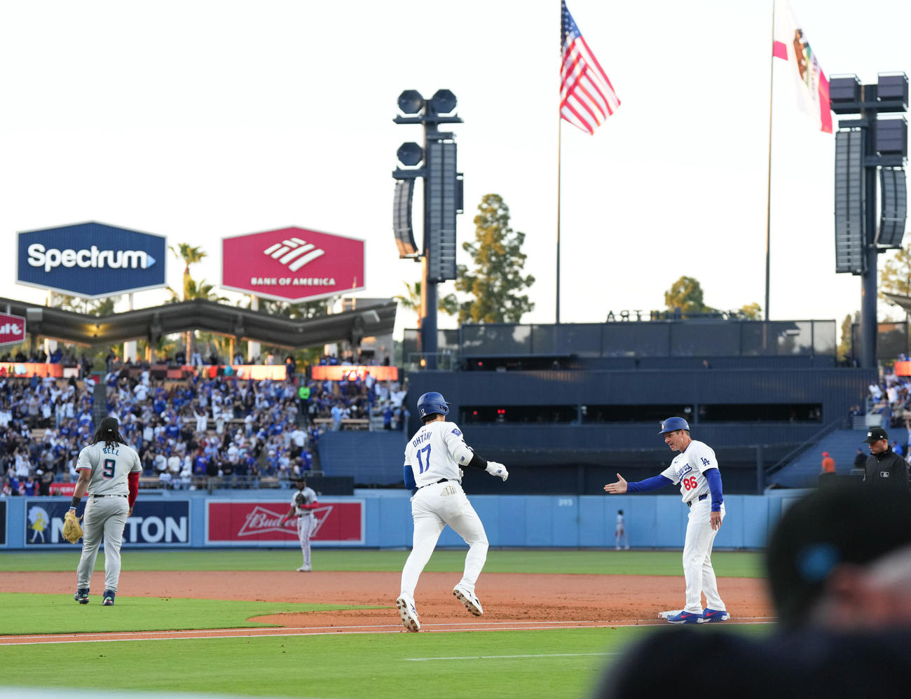 ドジャース対マーリンズ　1回裏ドジャース無死一塁、中越えに11号2点本塁打を放ち、ダイヤモンドを回る大谷（中央）（撮影・菅敏）