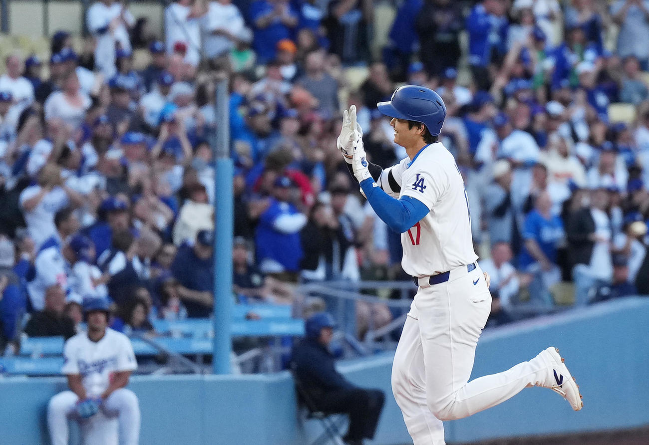 ドジャース対マーリンズ　1回裏ドジャース無死一塁、中越えに11号2点本塁打を放ち、ベンチに向かってポーズをとる大谷（撮影・菅敏）