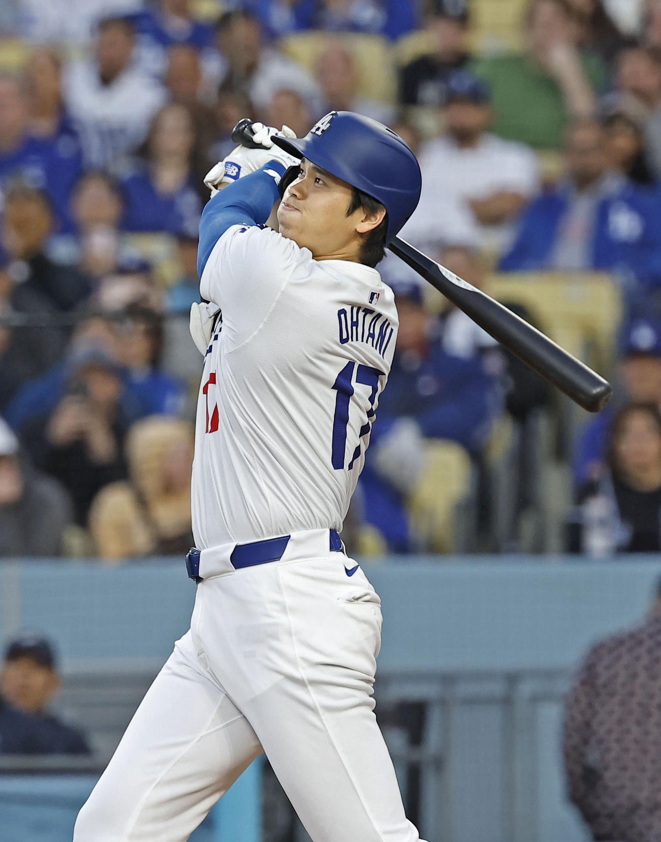 マーリンズ戦の1回、3試合連続本塁打となる11号2ランを放つ大谷翔平（共同）