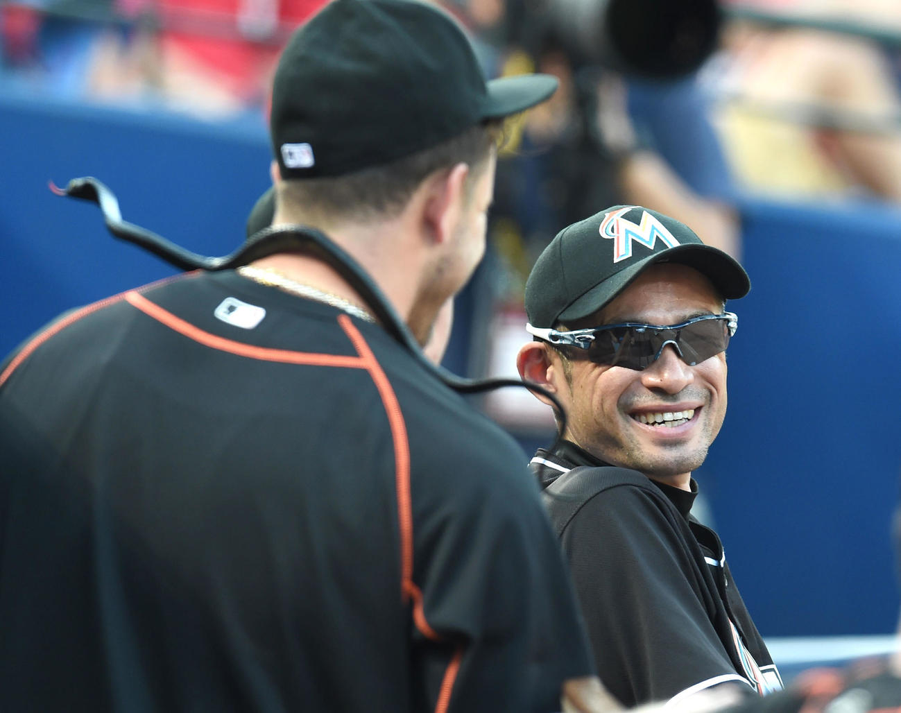 16年7月、試合中、おもちゃのヘビを首に巻くマーリンズのホセ・フェルナンデス（左）を見て笑うイチロー