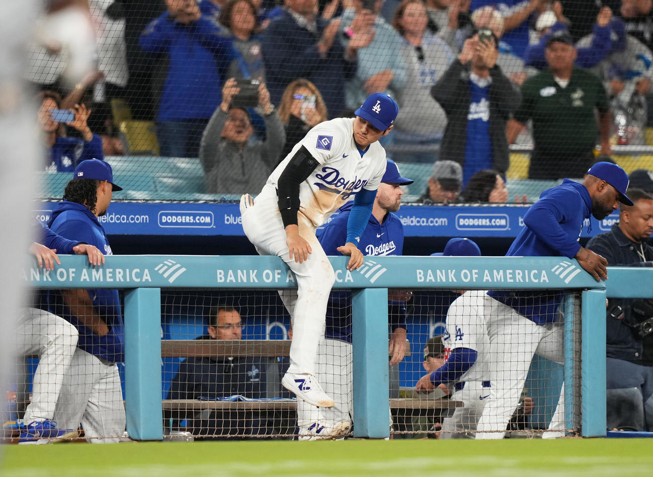 ドジャース対マーリンズ　マーリンズに勝利し、フェンスを乗り越えフィールドに入るドジャース大谷（中央）（撮影・菅敏）