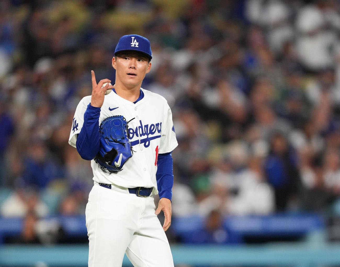 ドジャース対マーリン　3回、投球の合間にポーズをとる山本（撮影・菅敏）