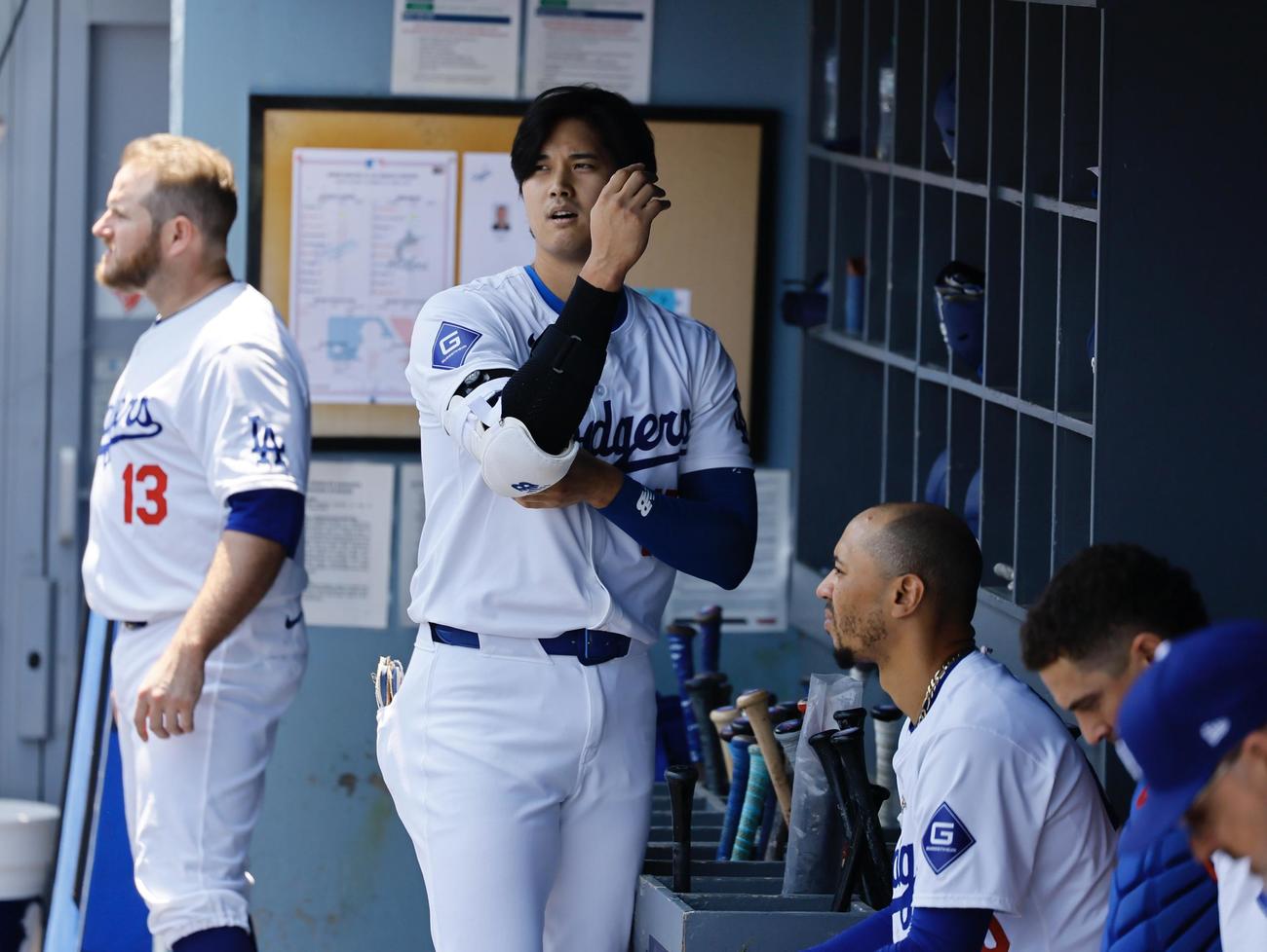 ドジャース対マーリンズ　1回裏ドジャース1死、三振に倒れベンチに戻ったドジャース大谷（撮影・藤尾明華）