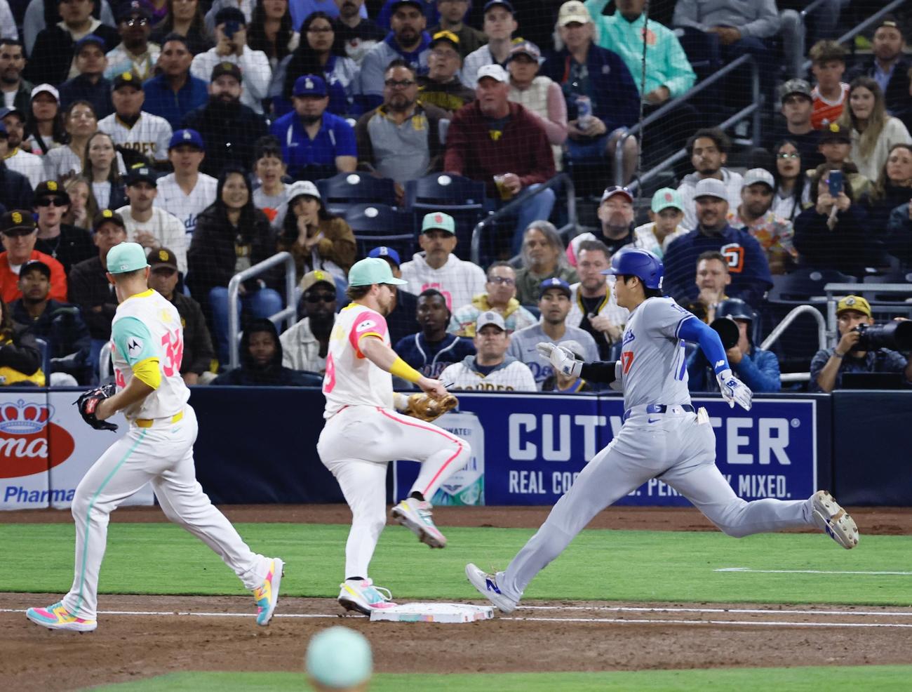 パドレス対ドジャース　6回表ドジャース無死、大谷（右）は一ゴロに倒れる（撮影・藤尾明華）