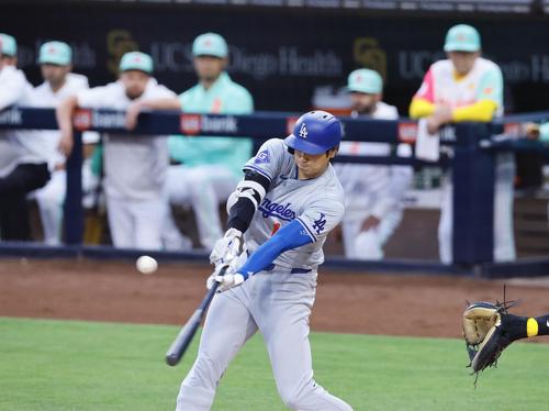 パドレス対ドジャース　3回表ドジャース1死、大谷は左前打を放つ（撮影・藤尾明華）＝2024年5月10日、ペトコパーク