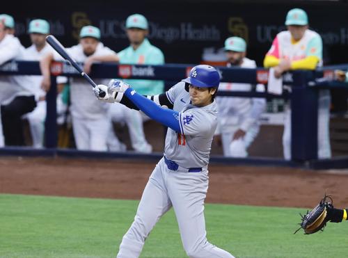 パドレス対ドジャース　3回表ドジャース1死、大谷は左前打を放つ（撮影・藤尾明華）＝2024年5月10日、ペトコパーク