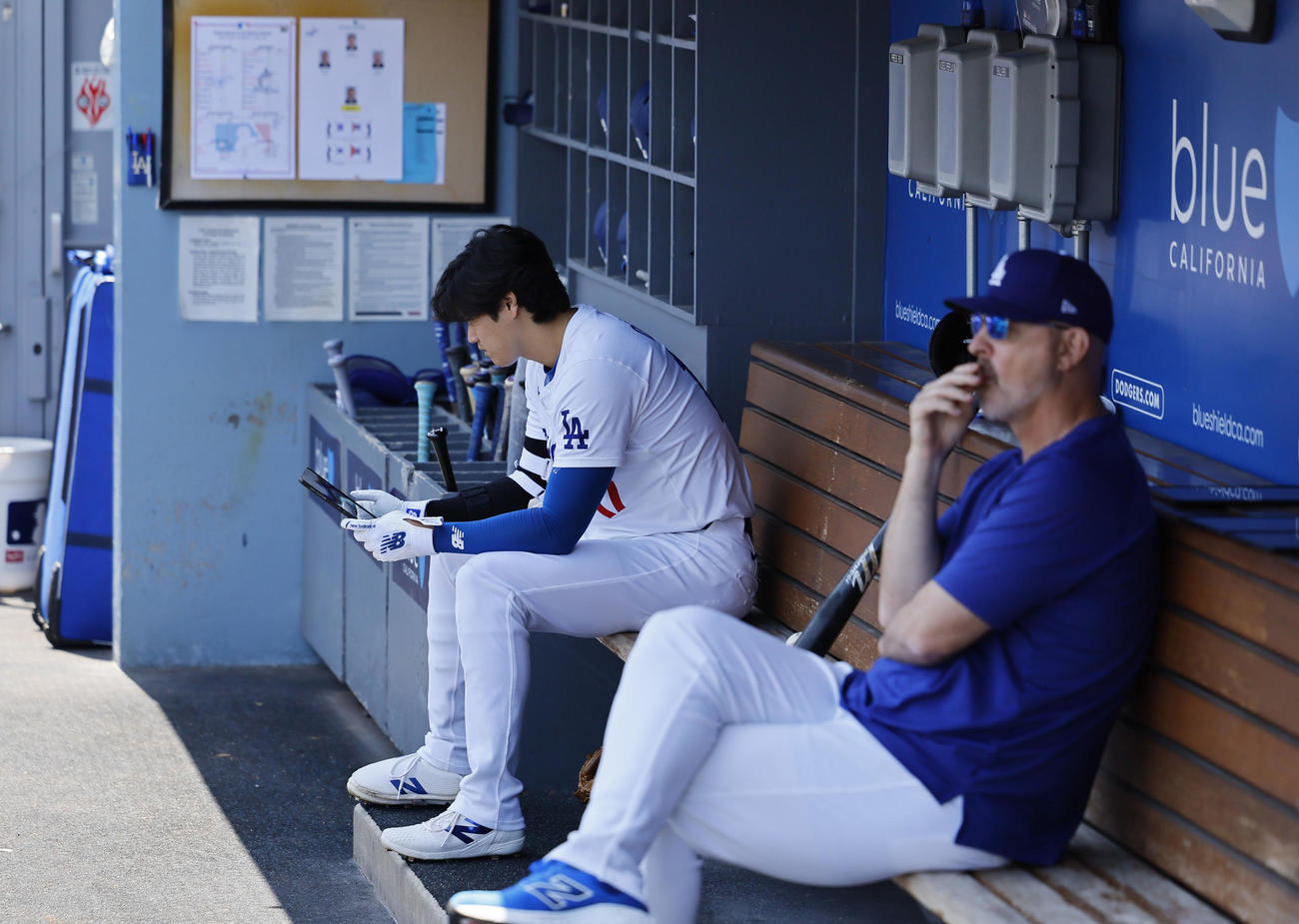 ドジャース対マーリンズ　6回、ベンチでタブレットを見るドジャース大谷（撮影・藤尾明華）