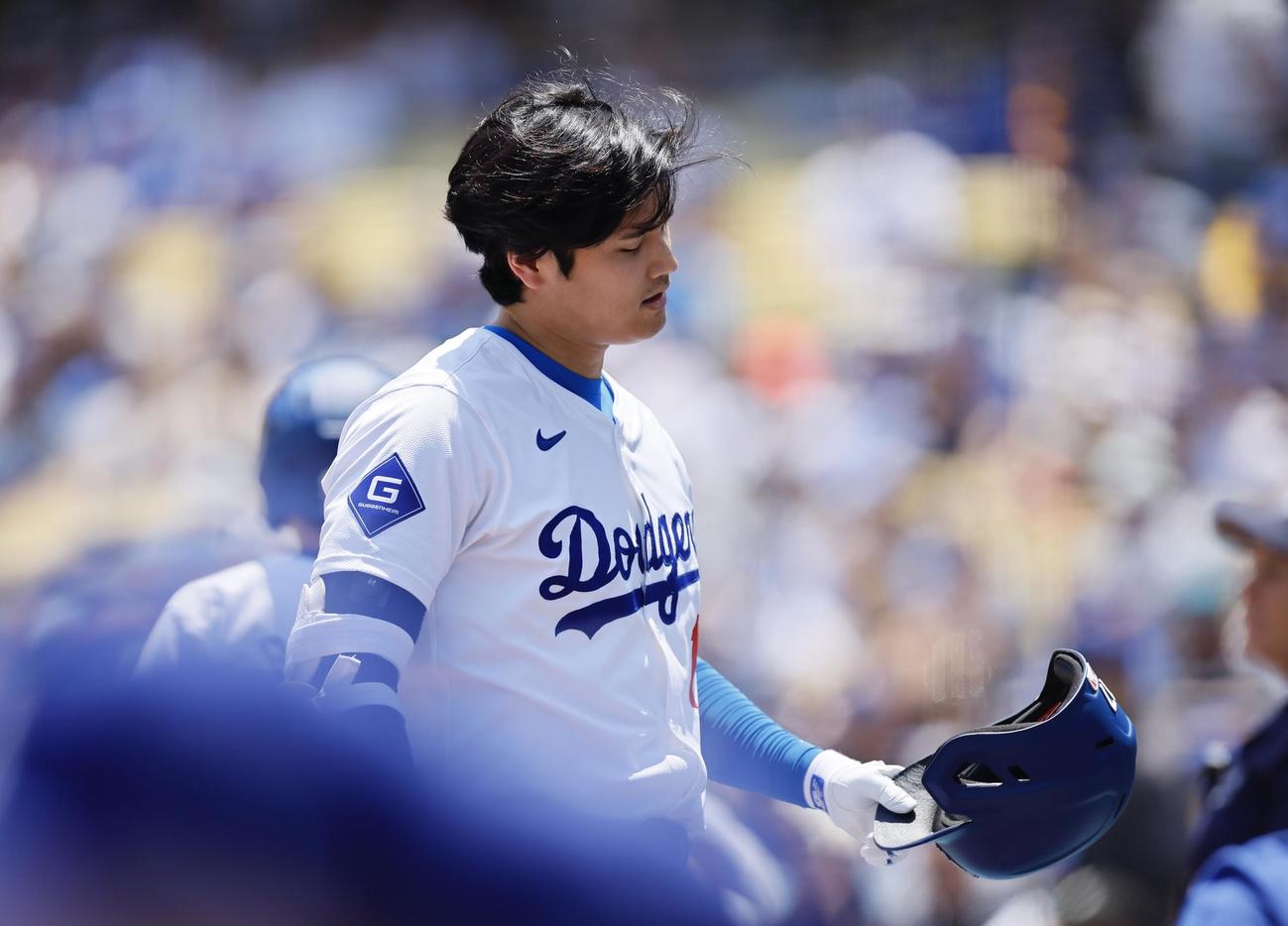 ドジャース対マーリンズ　3回裏ドジャース2死、三振に倒れベンチに戻るドジャース大谷（撮影・藤尾明華）
