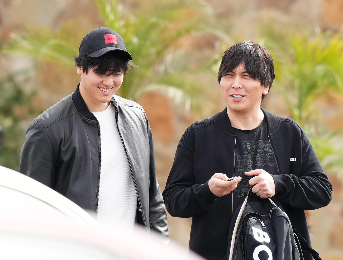 2月、キャンプ地で自主トレを行ったドジャース大谷（左）は、水原一平被告（右）と笑顔で引き揚げる