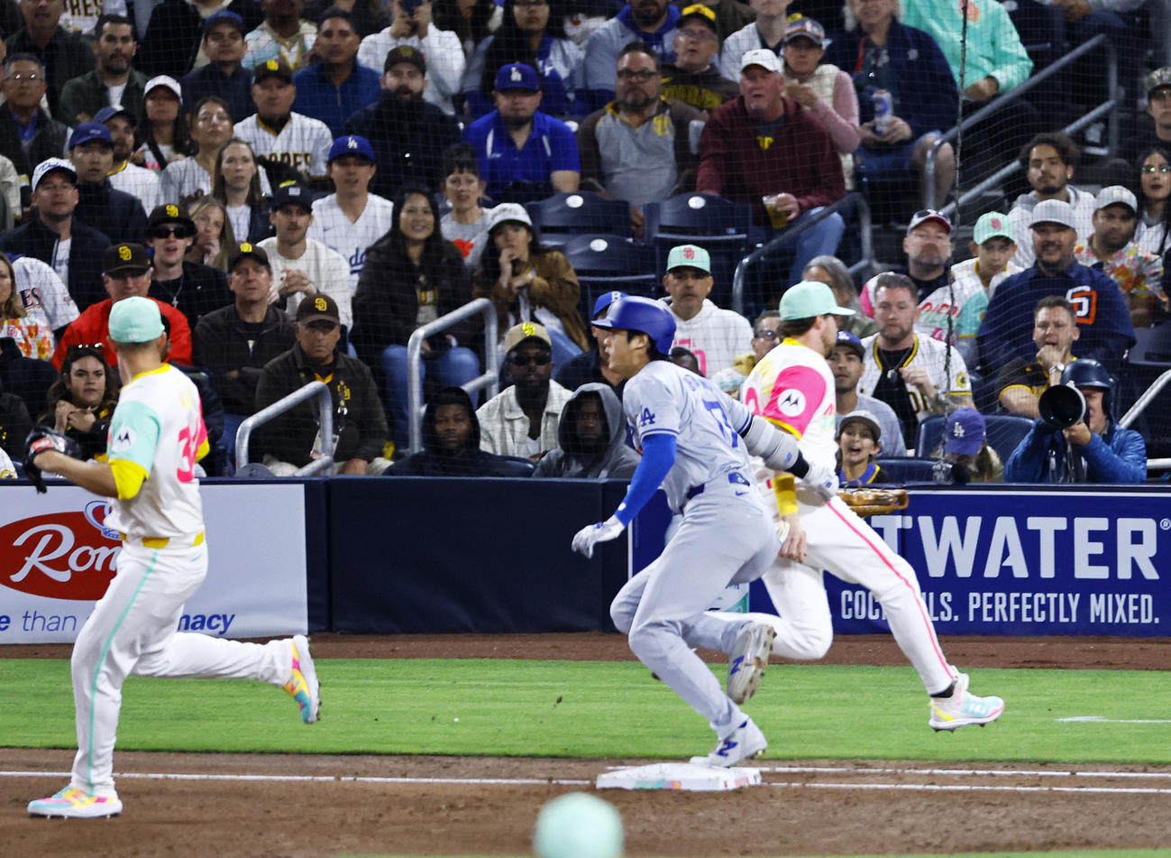 パドレス対ドジャース　6回表ドジャース無死、一ゴロを放ち一塁へ駆け込み、一塁手クロネンワース（中央）と右腕が接触する大谷（右）（撮影・藤尾明華）