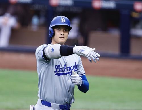 パドレス対ドジャース　3回表ドジャース2死二塁、大谷は左飛に倒れ、腕の振りを確認しながらベンチに戻る（撮影・藤尾明華）