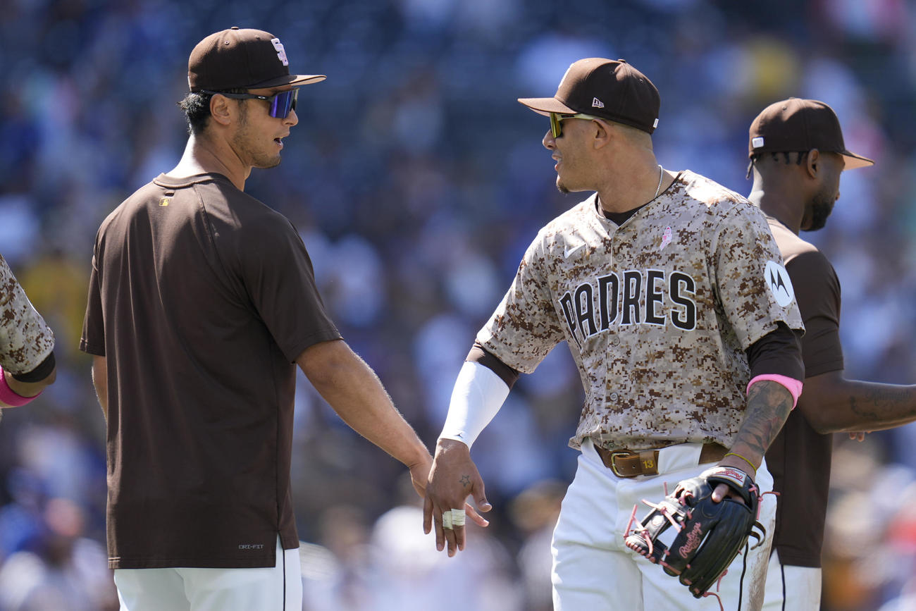 3勝目を挙げマチャドとタッチするダルビッシュ（AP）