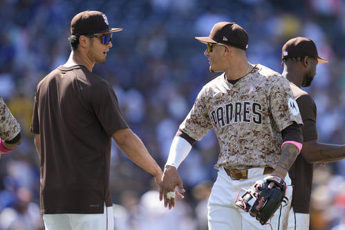 3勝目を挙げマチャドとタッチするダルビッシュ（AP）