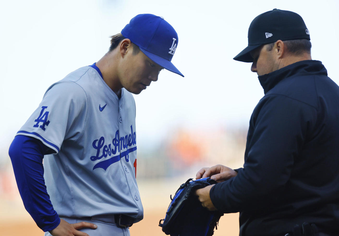 ジャイアンツ対ドジャース　1回を終え、審判からグラブのチェックを受けるドジャース山本（撮影・藤尾明華）
