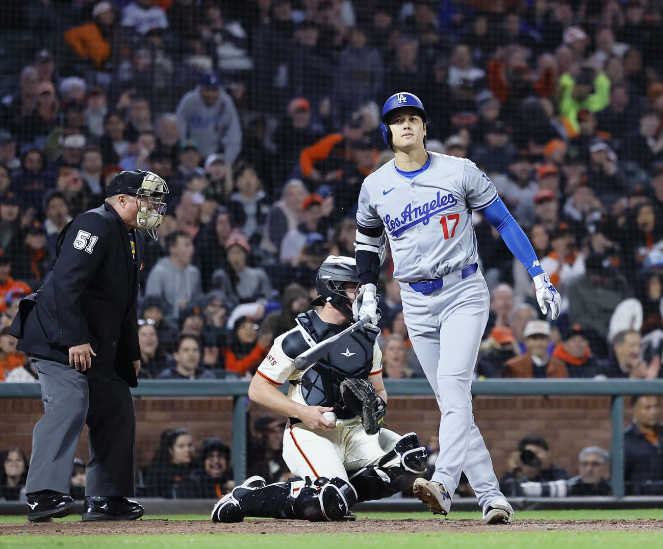 ジャイアンツ対ドジャース　10回表ドジャース無死二塁、空振り三振に倒れる大谷（撮影・藤尾明華）