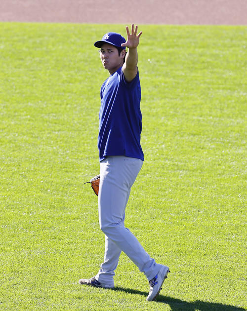 ジャイアンツ対ドジャース キャッチボールを終え、ファンに手を振るドジャース大谷(撮影・藤尾明華)