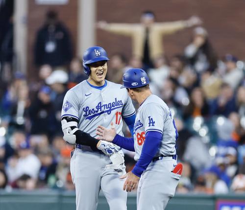 ジャイアンツ対ドジャース 5回表ドジャース2死三塁、二塁適時内野安打を放ち笑顔を見せる大谷翔平(撮影・藤尾明華)