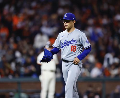 ジャイアンツ対ドジャース 6回裏途中、降板するドジャース山本(撮影・藤尾明華)