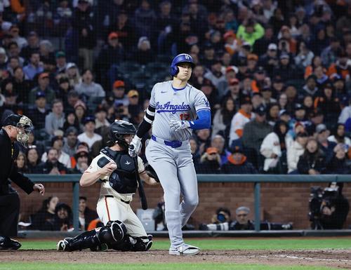 ジャイアンツ対ドジャース 7回表ドジャース1死、空振り三振に倒れる大谷(撮影・藤尾明華)