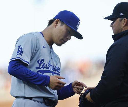 ジャイアンツ対ドジャース 1回を終え、審判からグラブのチェックを受けるドジャース山本(撮影・藤尾明華)
