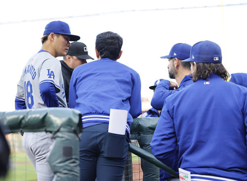 ジャイアンツ対ドジャース 1回を終え、審判からグラブのチェックを受けるドジャース山本(左端)(撮影・藤尾明華)