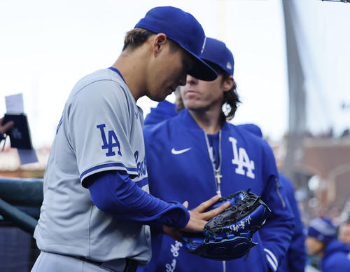 ジャイアンツ対ドジャース 1回を終え、審判からグラブのチェックを受けたドジャース山本(撮影・藤尾明華)