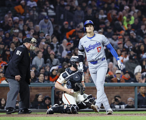 ジャイアンツ対ドジャース 10回表ドジャース無死二塁、空振り三振に倒れる大谷(撮影・藤尾明華)