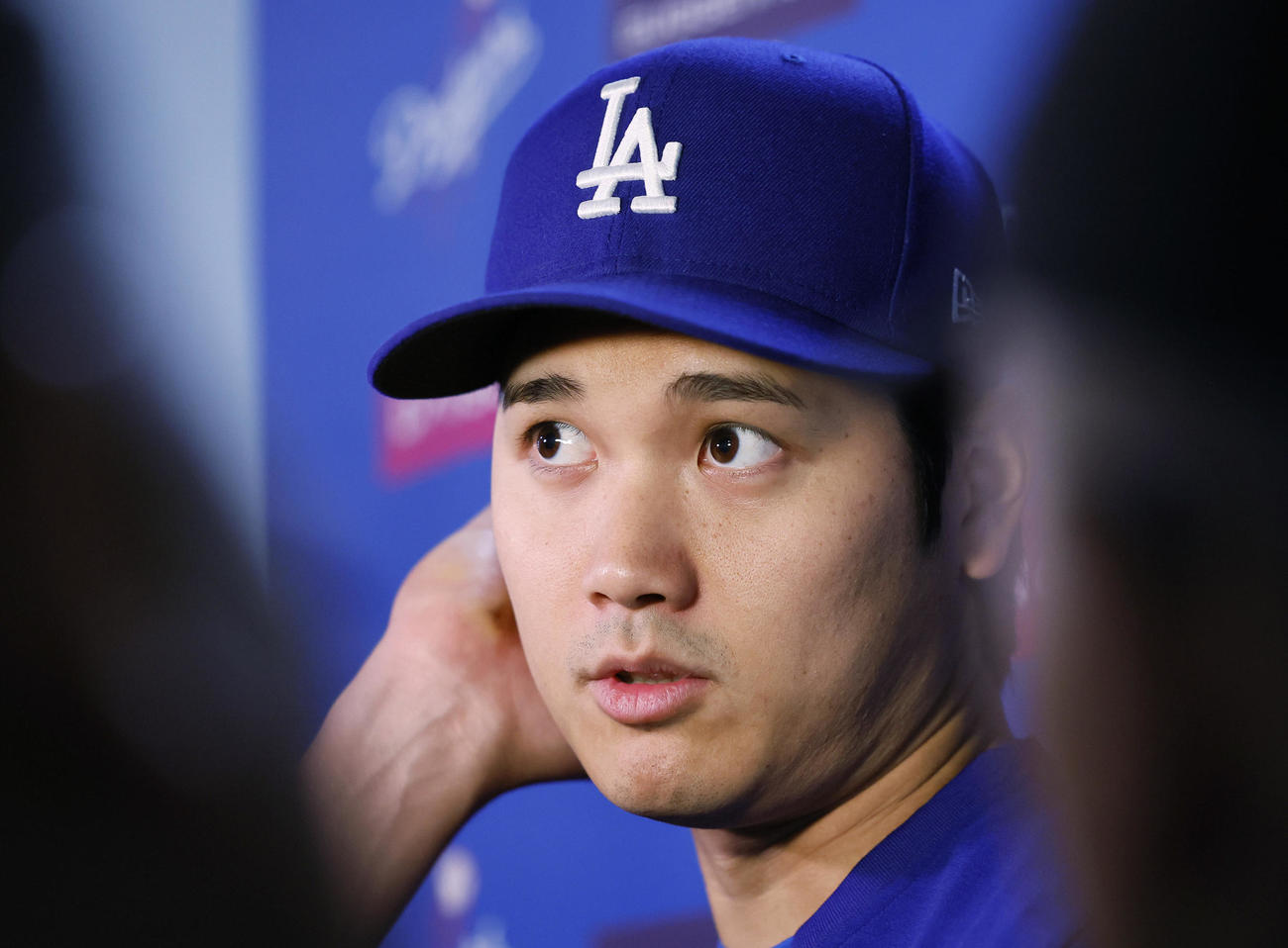 パドレス対ドジャース　試合前、囲み取材に応じる大谷（撮影・藤尾明華）