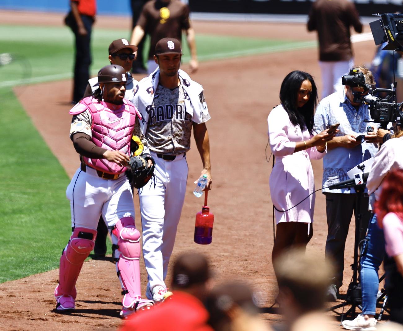パドレス対ドジャース　試合前のブルペン投球を終え、ベンチに戻るパドレス・ダルビッシュ（左から2人目）（撮影・藤尾明華）