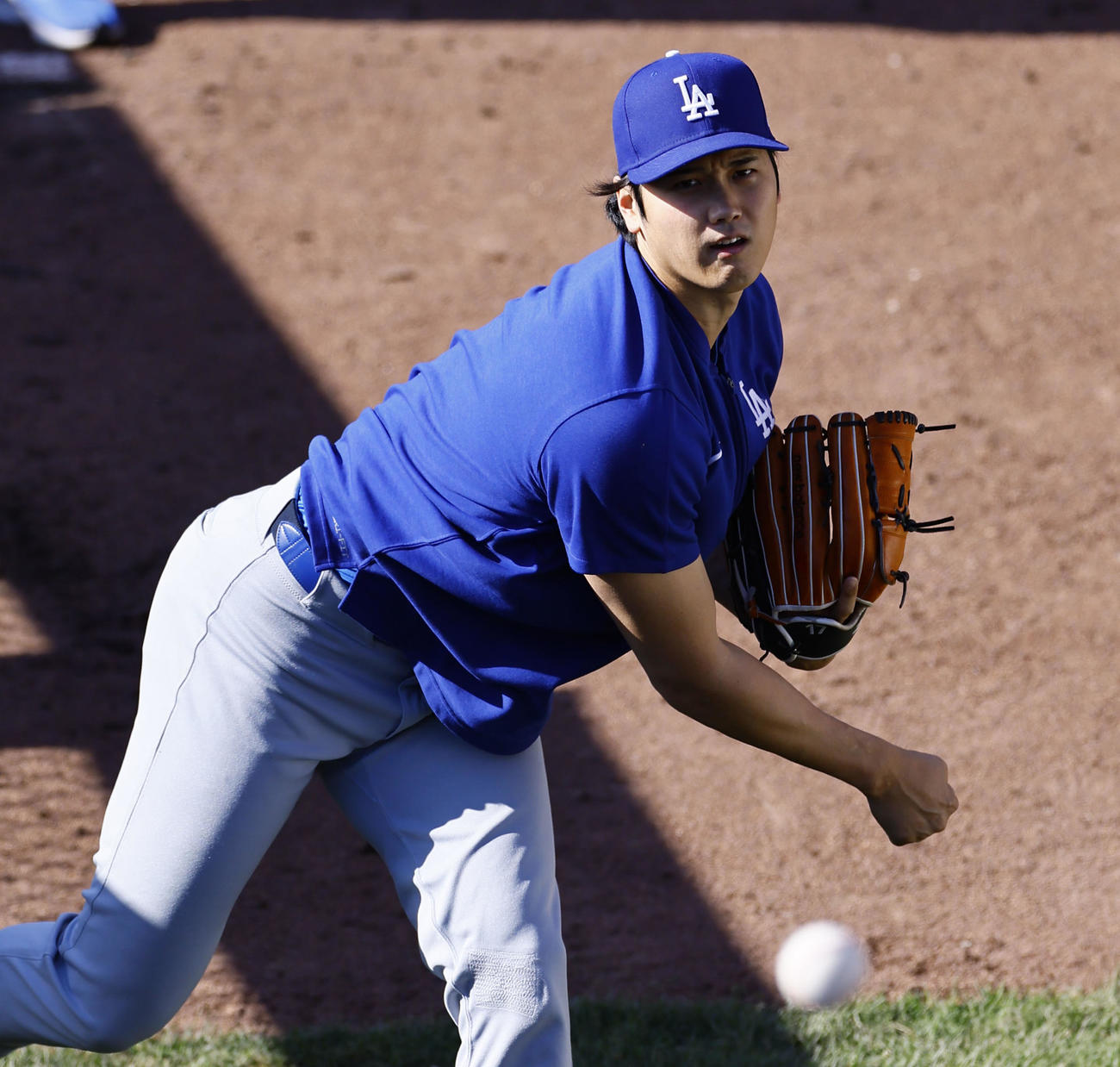 ジャイアンツ対ドジャース　ブルペンでキャッチボールするドジャース大谷（撮影・藤尾明華）