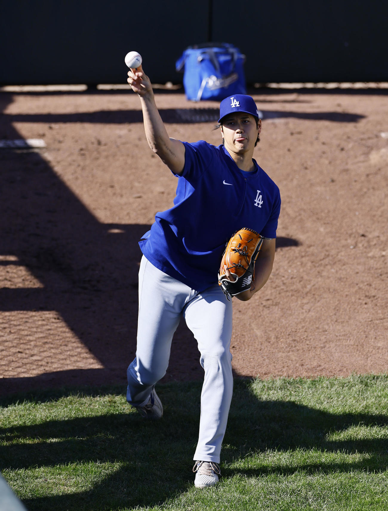 ジャイアンツ対ドジャース　ブルペンでキャッチボールするドジャース大谷（撮影・藤尾明華）