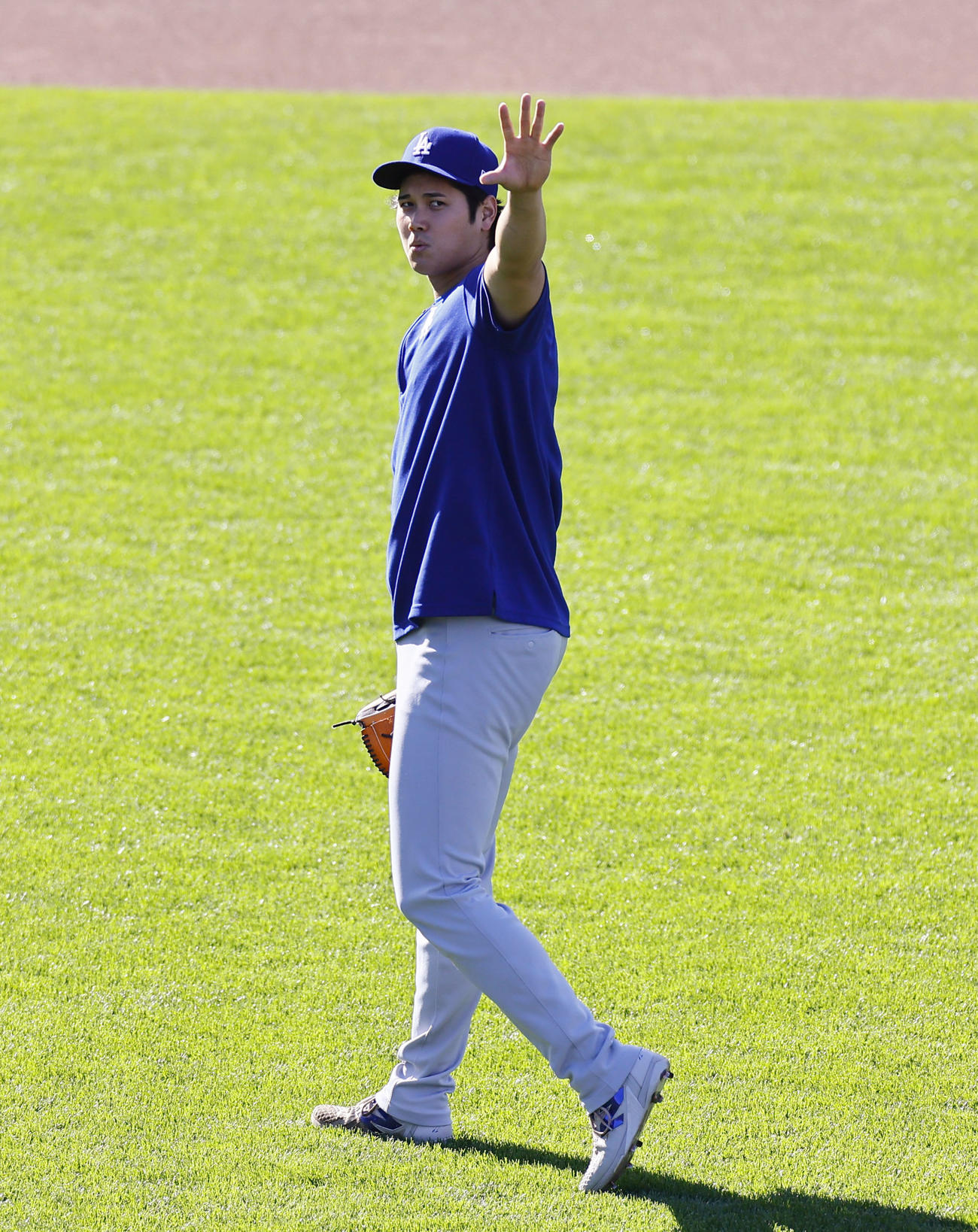 ジャイアンツ対ドジャース　キャッチボールを終え、ファンに手を振るドジャース大谷（撮影・藤尾明華）