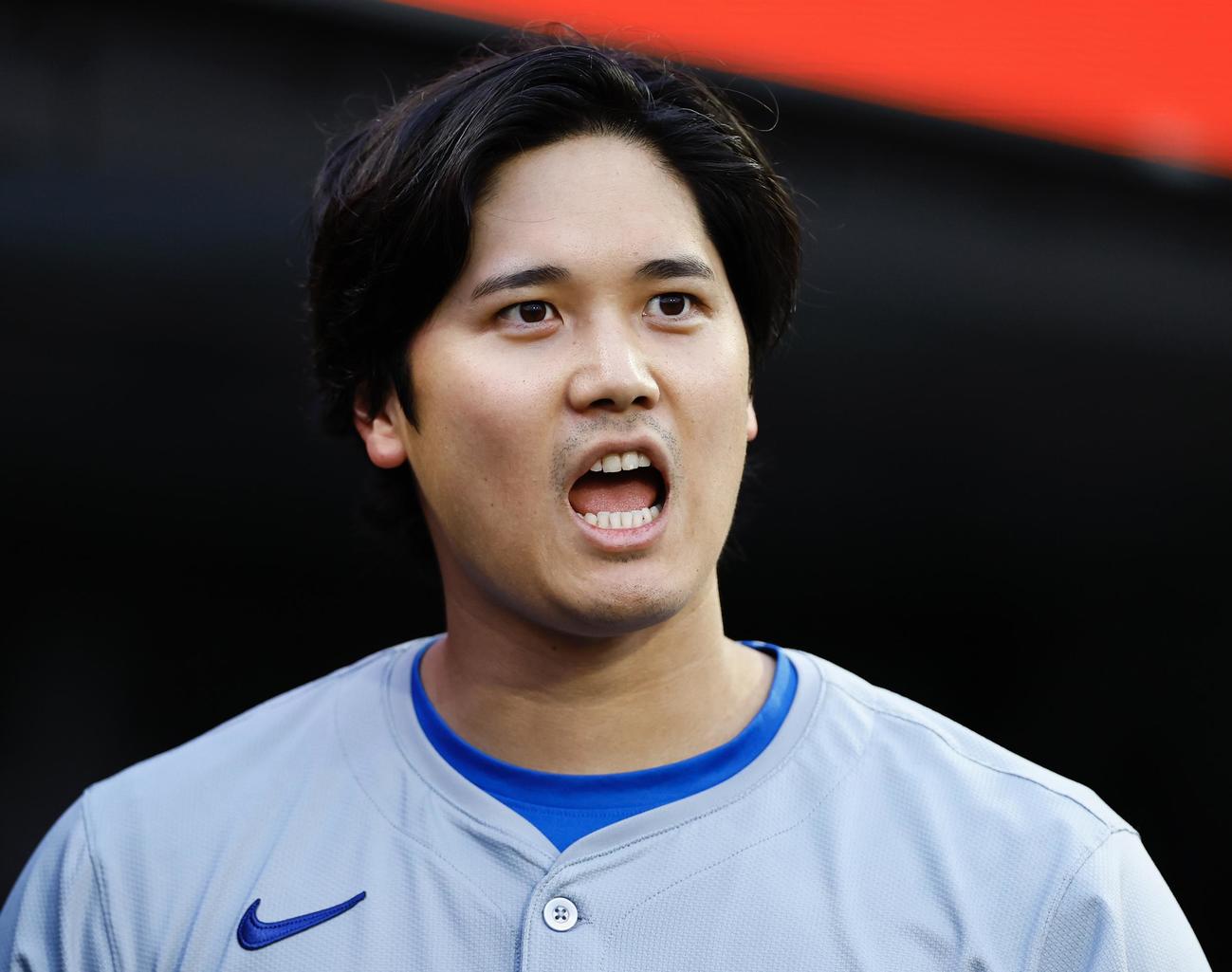 ジャイアンツ対ドジャース　3回表ドジャース無死、見逃し三振に倒れ、ベンチで驚いてみせる大谷（撮影・藤尾明華）