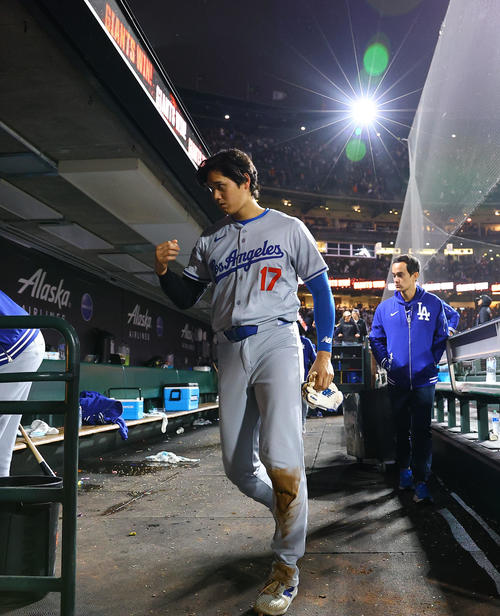 ジャイアンツ対ドジャース　ジャイアンツに敗れ、ベンチを引き揚げるドジャース大谷（撮影・藤尾明華）