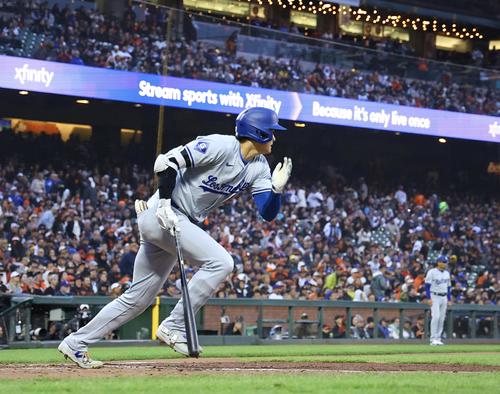 ジャイアンツ対ドジャース　5回表ドジャース2死、大谷は中前打を放つ大谷翔平（撮影・藤尾明華）