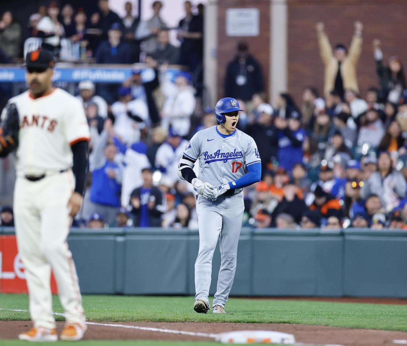ジャイアンツ対ドジャース　5回表ドジャース2死三塁、二塁適時内野安打を放ち雄たけびをあげる大谷（撮影・藤尾明華）