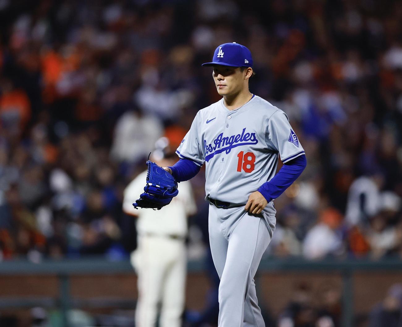 ジャイアンツ対ドジャース　6回裏途中、降板するドジャース山本（撮影・藤尾明華）