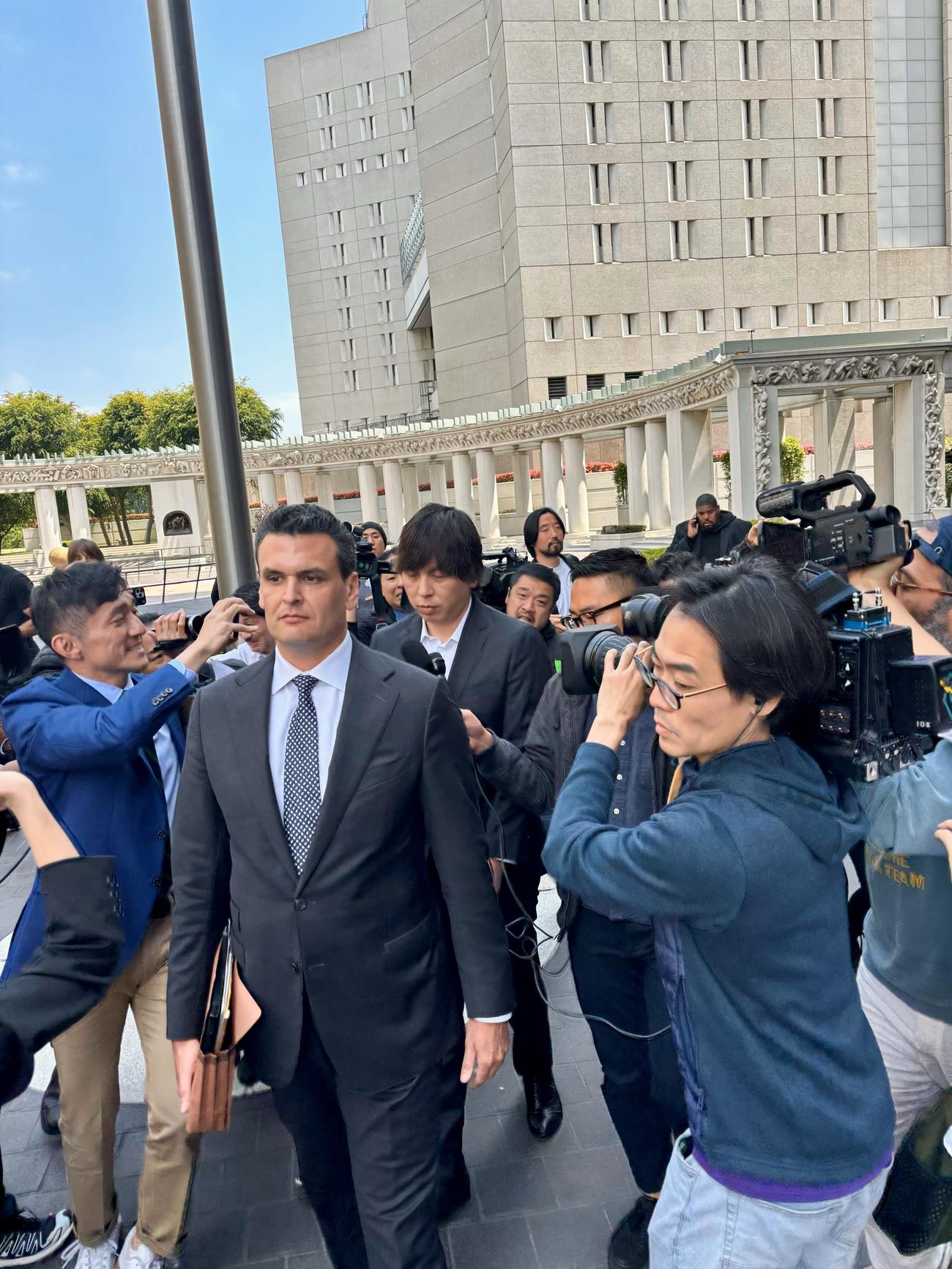 フリードマン弁護士とともに、ロサンゼルス地裁から姿を現した水原一平被告（中央）