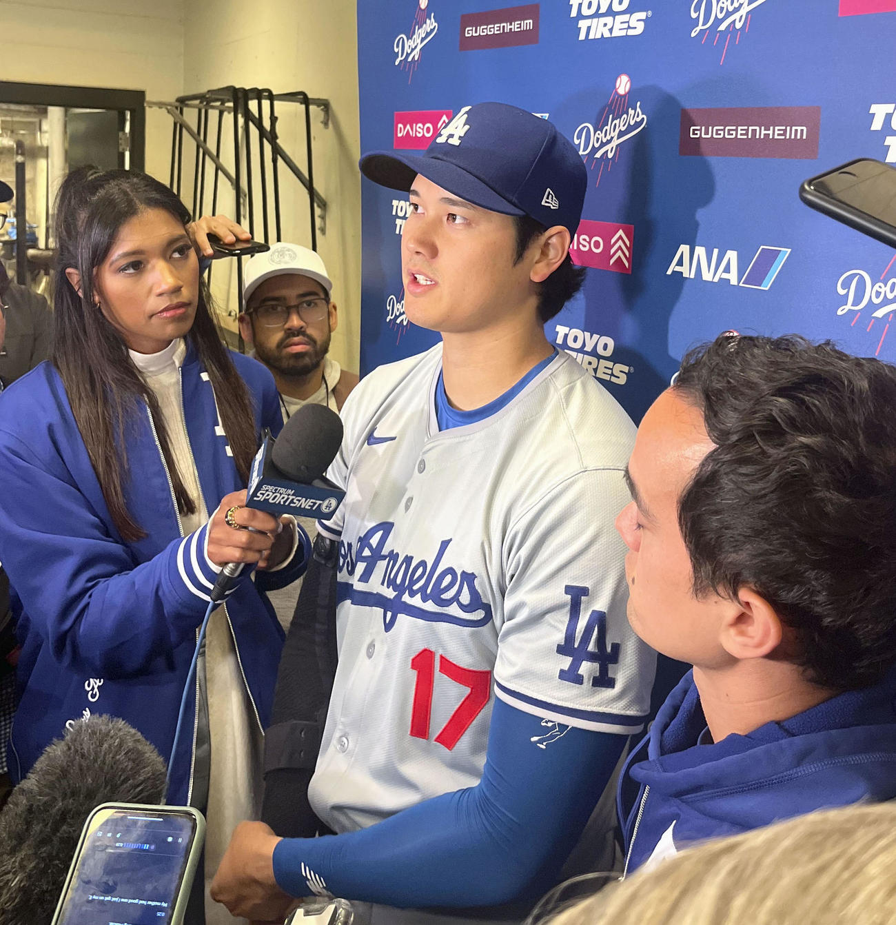 試合後に取材に応じる米大リーグ、ドジャースの大谷翔平（共同）
